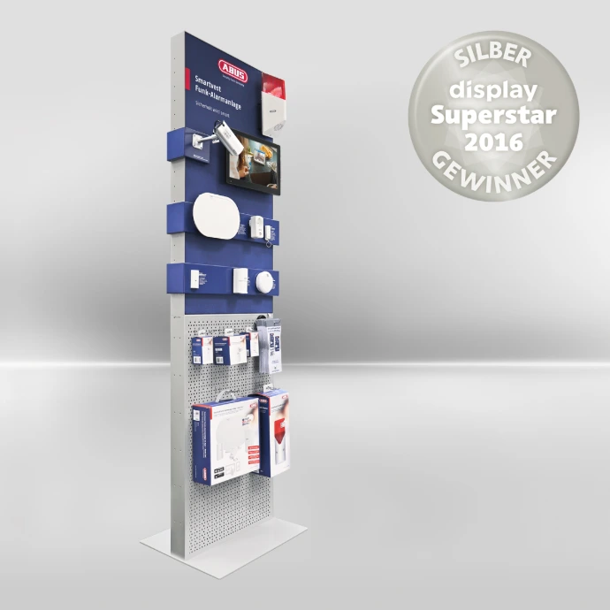 Digitales Präsentationsdisplay für Abus, einer Kombination aus Textilrahmen und Lochwand. Eine Auswahl von Produkten unseres Kunden sind zur Präsentation fest montiert oder in Verkaufsverpackung an einem Produkthaken ausgestellt.