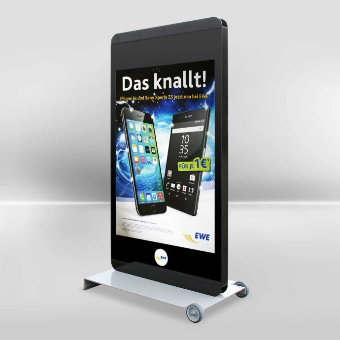 Ein rollbarer Posteraufsteller in Smartphoneoptik für unseren Kunden EWE AG.