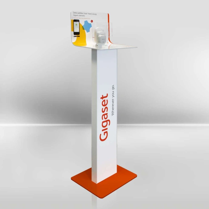 Das Präsentationsdisplay für unseren Kunden Gigaset besteht aus einem Textilrahmen und einer gebogenen Acrylplatte oben zur Präsentation eines Mobiltelefons.
