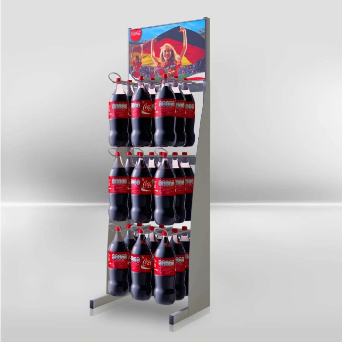 Ein Getränkedisplay, Flaschen unseres Kunden Coca-Cola sind hier in Bügelhalterungen einsortiert. Am oberen Ende ist ein kleiner Textilrahmen eingelassen.